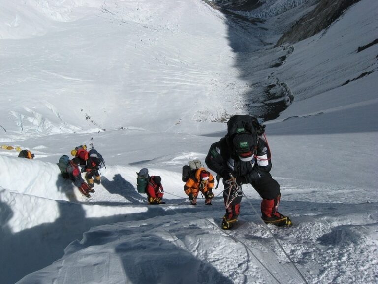 Departamento nepalês aprova 454 escaladas no Everest